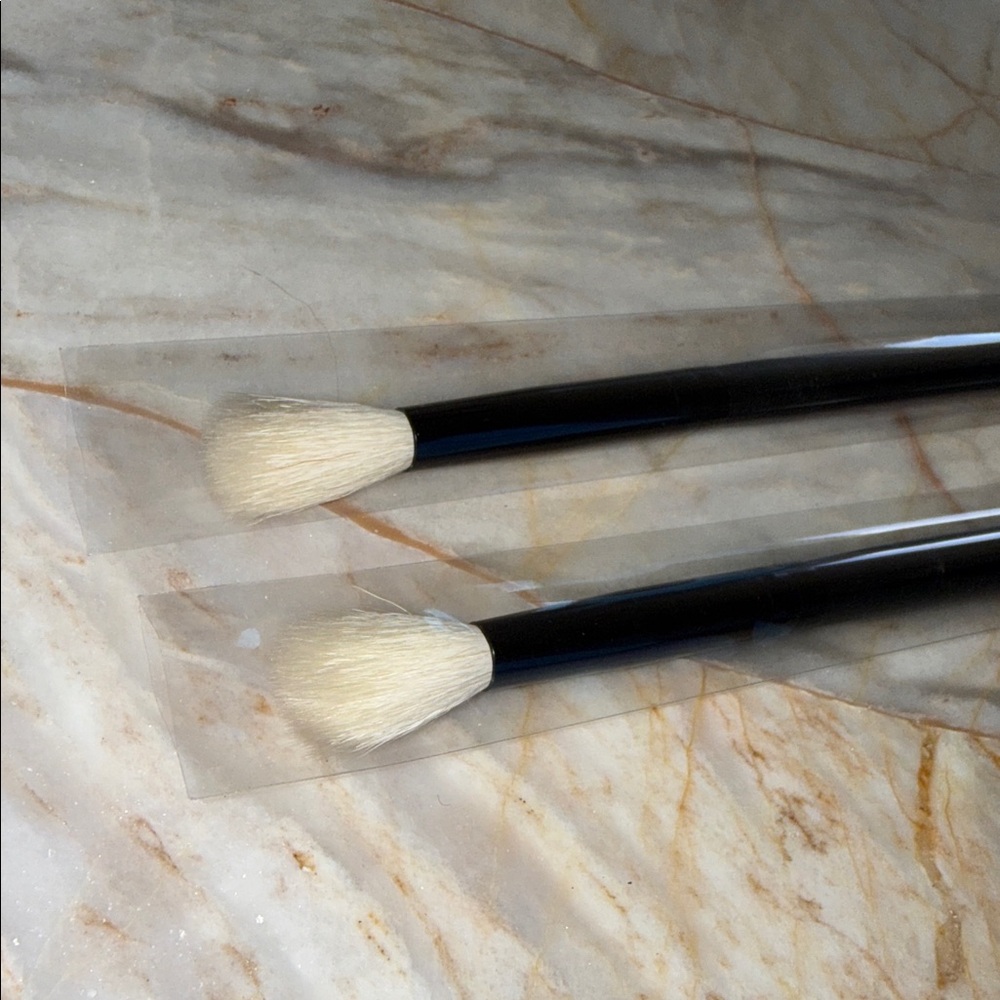 Morphe Black Brushes with White Bristles Set of 2 - Picture 2 of 6